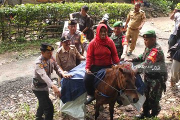 Berkuda menembus hutan TN Meru Betiri distribusikan logistik Pemilu