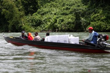 Distribusi logistik pemilu di daerah terpencil dengan perahu