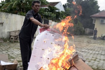 Pemusnahan Surat Suara Rusak dan Lebih