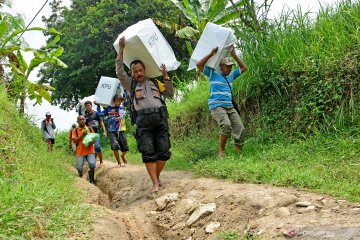 Proses distribusi logistik Pemilu serentak ke berbagai daerah terpencil