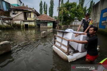 Distribusi logistik Pemilu serentak di tengah banjir