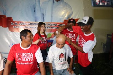 Relawan pro-Jokowi di Jombang Cukur Gundul