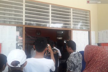 Puluhan warga Pasaman Barat datangi KPU pertanyakan tidak bisa memilih