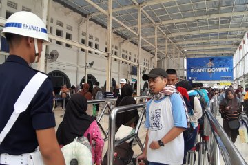 Usai mencoblos, penumpang Stasiun Senen minati tiket tujuan Jawa Timur