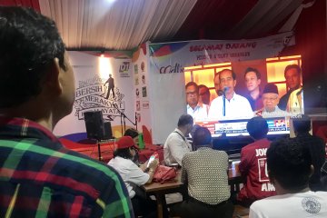 Pendukung Jokowi "nobar" hitung cepat di Posko TKD Jatim