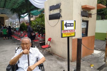 Pria 94 tahun berkursi roda ikut coblos di TPS 086 Koja