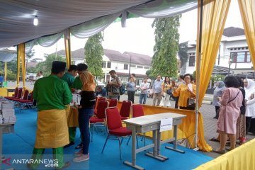 TPS Tempat Walikota Medan Dzulmi Eldin mencoblos ribut
