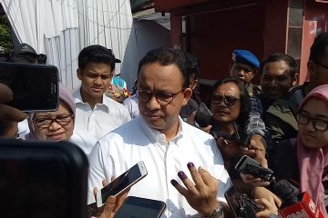 Anies celupkan tiga jari ke tinta usai mencoblos