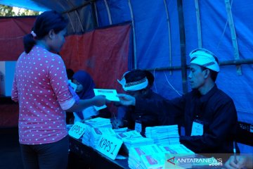 Petugas di TPS korban gempa Lombok gunakan pakaian adat Sasak