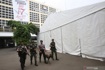 Amankan penghitungan suara, TNI dan Polri jaga gedung KPU