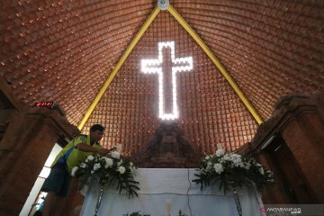 Persiapan Paskah di gereja Pohsarang