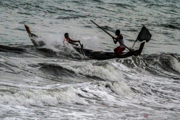 Waspada potensi gelombang 6 meter di selatan Jawa