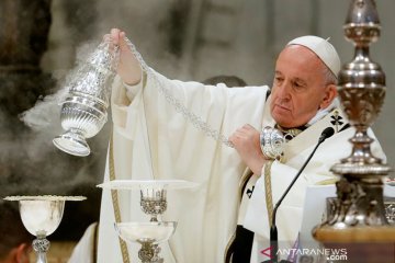 Paus Fransiskus Pimpin Misa Malam Paskah di Vatikan