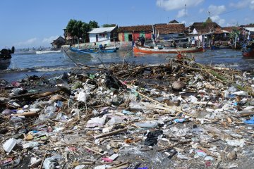 Sampah plastik cemari laut