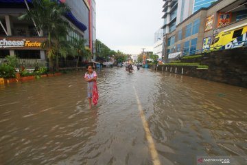 Melintasi banjir di Banjarmasin