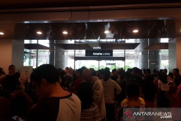 Masyarakat menantikan kedatangan Jokowi di Grand Indonesia