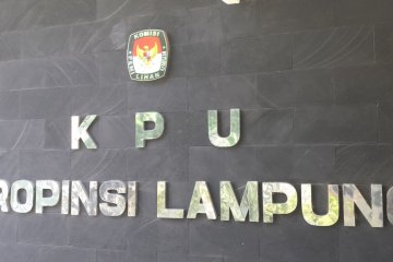 Massa lakukan aksi damai di KPU Lampung