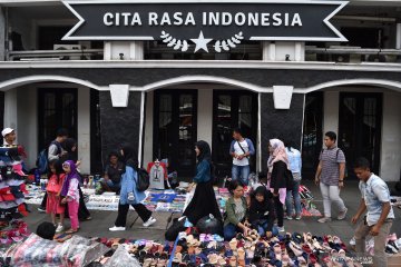 Trotoar Kota Tua Jakarta jadi tempat berjualan PKL