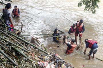 Aksi bersih-bersih bantaran sungai Ciliwung