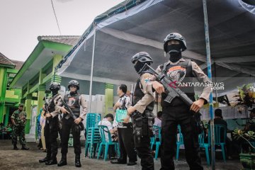 Anggota Polres Lumajang bersenjata lengkap jaga rekap suara PPK