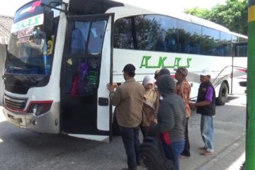 Penumpang bus di Terminal Ngawi naik saat libur Pemilu 2019