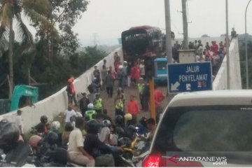 Polisi : Sehari dua bus rem blong di jalur puncak, 15 orang terluka