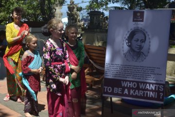 Pelancong asing memakai kebaya dan sanggul