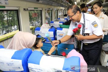 Hari Kartini, Dirut KAI bagikan bunga ke penumpang wanita