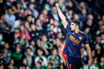 Sepuluh pemain Valencia menang di markas Betis berkat dwigol Guedes