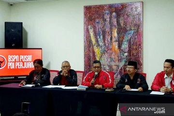 Hasto tunjukkan beberapa lukisan di kantor DPP PDI Perjuangan