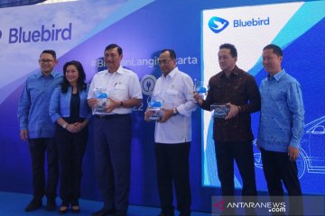 Bluebird luncurkan armada mobil listrik