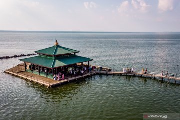 Ziarah makam terapung di Demak