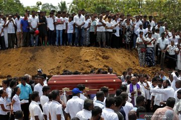 Pemakaman massal korban serangan ledakan bom bunuh diri di Sri Lanka