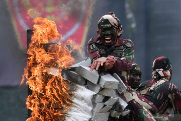 Prajurit Kopassus unjuk kebolehan di perayaan HUT ke-67