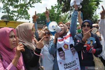 Puluhan emak-emak gelar aksi damai di Kantor KPU Medan