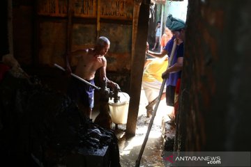 Warga Kebon Pala gotong royong bersihkan lumpur sisa banjir