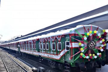 Kereta api buatan INKA beroperasi di jalur antarkota Bangladesh
