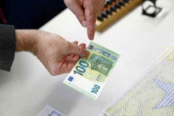 Euro jatuh terpukul sentimen bisnis Jerman, namun dolar AS menguat