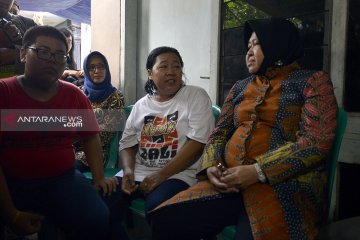 Risma kunjungi keluarga dua anggota KPPS meninggal di Surabaya