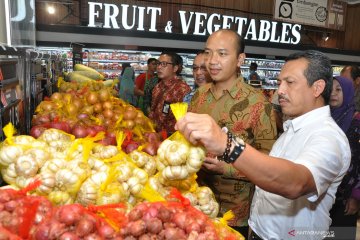 Sidak bahan pokok di Pasar Modern Medan