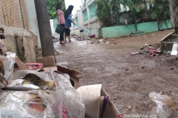 Warga berharap Pemprov DKI kerahkan damkar untuk bersihkan lumpur