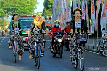 Bersepeda mengenakan kebaya memperingati hari Kartini