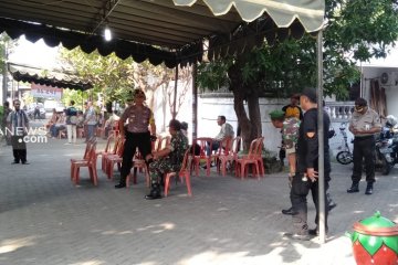 Puluhan petugas keamanan perketat pengamanan PSU di TPS 28 Surabaya