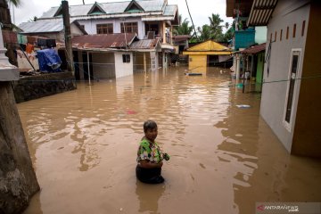 Banjir merendam permukiman di Mahawu Manado