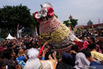 Berebut gunungan gethuk dan palawija di Magelang