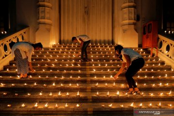 Nyalakan lilin mengenang korban bom Kolombo Sri Lanka