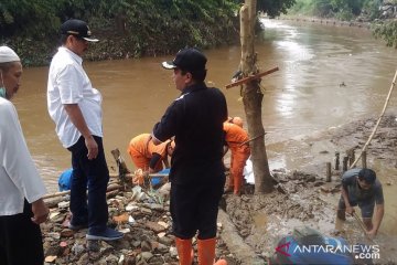 Petugas bersihkan lumpur di lokasi banjir Jakarta