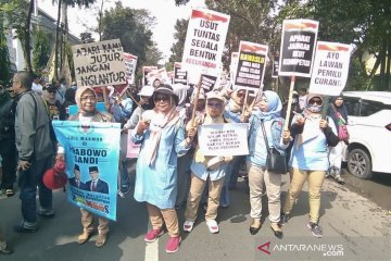 Relawan Prabowo-Sandi gelar aksi di depan kantor Bawaslu Jabar