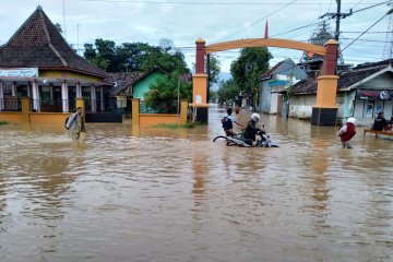 Jalur pantura Pasuruan ditutup akibat banjir