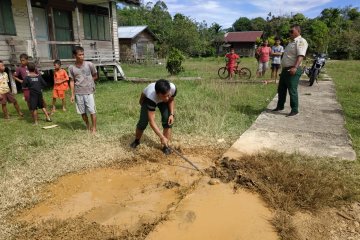 Semburan lumpur di halaman sekolah hebohkan warga Kapuas Hulu